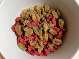 3、糯米南瓜盅,准备好葡萄干和枸杞子。