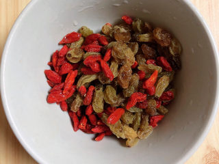 4、糯米南瓜盅,将枸杞子、葡萄干洗干净待用。