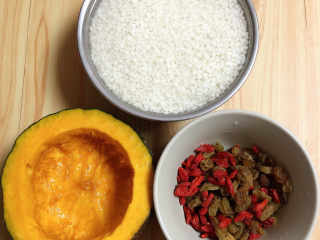 7、糯米南瓜盅,所有食材准备好，蒸锅中烧水待用。