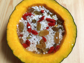 10、糯米南瓜盅,放入适量的水，抹过米粒一些水位即可。