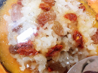 12、糯米南瓜盅,改为中小火儿蒸30分钟。关火焖5分钟。