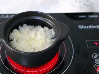 4、双色枸杞银耳桂花羹,用手撕成小碎片、放到砂锅里