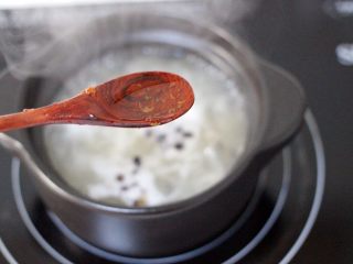 10、双色枸杞银耳桂花羹,加入桂花蜜