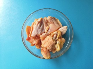2、暖色系-冬日暖胃栗豆鸡翅,鸡翅洗净切小块