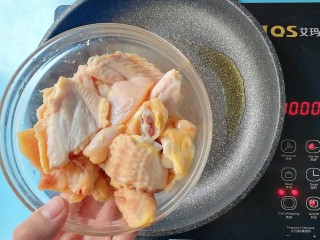 4、暖色系-冬日暖胃栗豆鸡翅,倒入鸡翅煎至两面金黄色