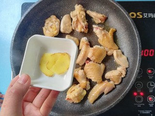 5、暖色系-冬日暖胃栗豆鸡翅,下入姜片煸1分钟