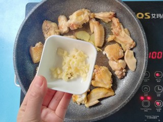 6、暖色系-冬日暖胃栗豆鸡翅,下入蒜末煸1分钟