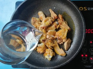 7、暖色系-冬日暖胃栗豆鸡翅,加入适量清水