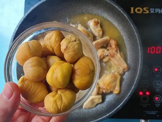 8、暖色系-冬日暖胃栗豆鸡翅,加入板栗