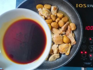 9、暖色系-冬日暖胃栗豆鸡翅,淋入酱油