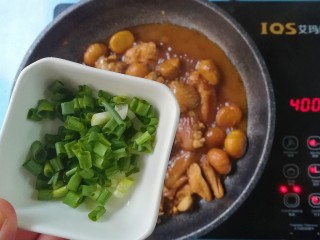 13、暖色系-冬日暖胃栗豆鸡翅,出锅前撒入葱花搅拌均匀即可