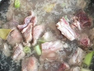 2、【排骨炖藕】滋补润燥,锅里放葱姜去掉肉腥味道