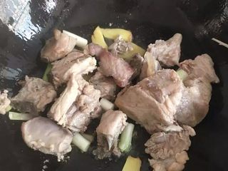 5、【排骨炖藕】滋补润燥,煸炒上色