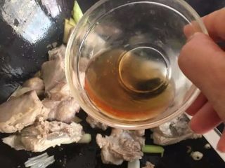 6、【排骨炖藕】滋补润燥,放入少许料酒继续煸炒