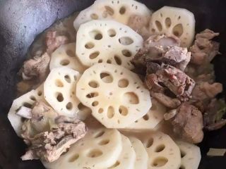 12、【排骨炖藕】滋补润燥,大火炖煮8分钟