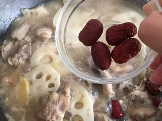 13、【排骨炖藕】滋补润燥,放入大枣