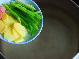 4、红枣母鸡汤,葱段，姜片准备好