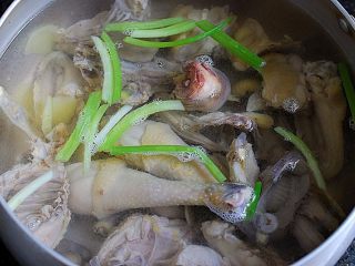 6、红枣母鸡汤,倒入鸡块