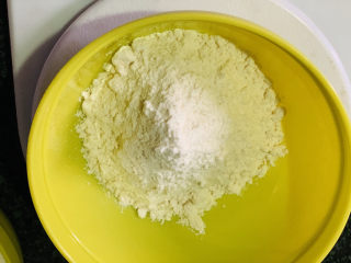 2、红枣面包,称低筋面粉40克；