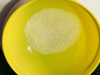 3、红枣面包,称白糖20克；