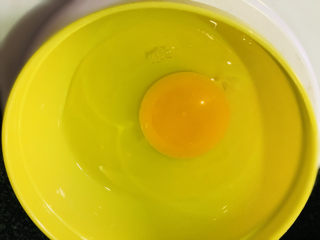 4、红枣面包,鸡蛋一个，打碗里；