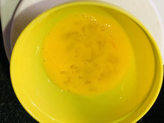 5、红枣面包,称鸡蛋30克，剩余的鸡蛋可以用来刷全蛋液；