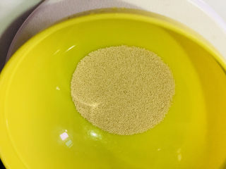 7、红枣面包,称酵母粉3克；