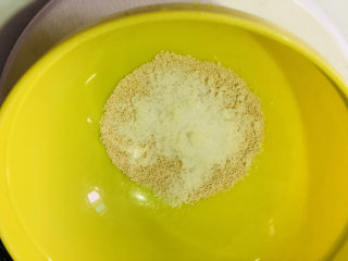 8、红枣面包,称3克盐，和酵母粉一起放，少洗一块碗，哈哈；