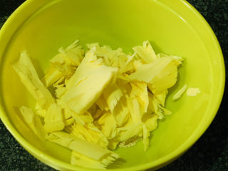 9、红枣面包,黄油称20克；