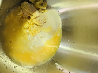 11、红枣面包,其余酵母粉、白糖、清水、黄油等食材全部倒入厨师机；