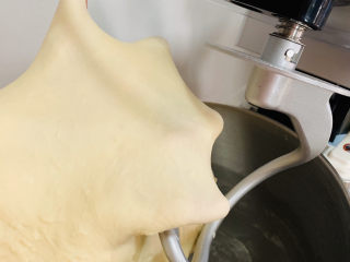 12、红枣面包,厨师机搅拌至不易破裂的“手套膜”；