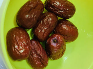 13、红枣面包,厨师机在搅拌时，准备5个红枣洗净；