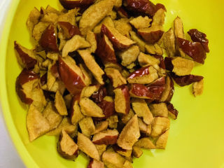 14、红枣面包,用剪刀切颗粒状，去核；