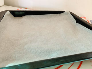 16、红枣面包,烤盘铺油纸，待用；