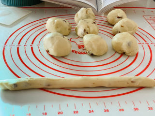 19、红枣面包,把小剂子搓成长条；