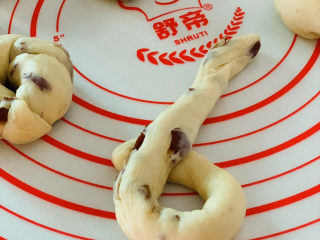 20、红枣面包,二分之一的地方，打个圆圈；