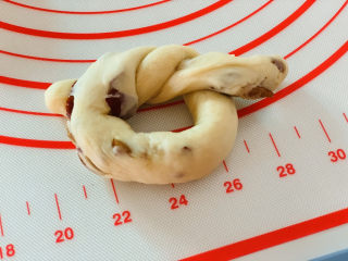 21、红枣面包,比较长的那段打个结；