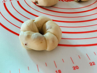 22、红枣面包,再向内绕2圈，中间用手指撑开，衔接的地方粘紧；