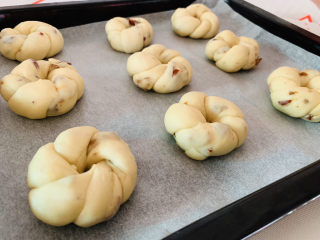 23、红枣面包,把做好形状的面包胚放入烤盘；