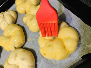 26、红枣面包,刷全蛋液；