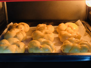 27、红枣面包,烤箱180度预热，放入面包胚，上下火180度，中层18^20分钟，期间烤10分钟的时候可以表面金黄，可以先盖锡纸，避免表面烤太黑；