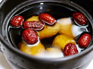 9、红枣芋头糖水,倒入清水