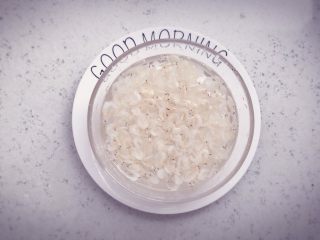 2、虾皮粉 宝宝辅食,将虾皮先用清水洗净,再用清水浸泡二十分钟,期间换2~3次水