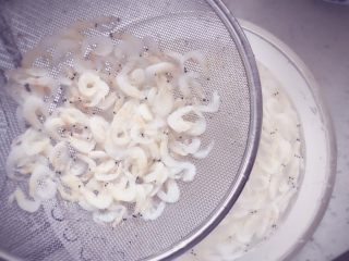 3、虾皮粉 宝宝辅食,用网筛捞出,每次少量捞取,分几次用流水冲洗干净