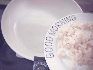 4、虾皮粉 宝宝辅食,将沥干水分的虾皮倒入不粘锅中