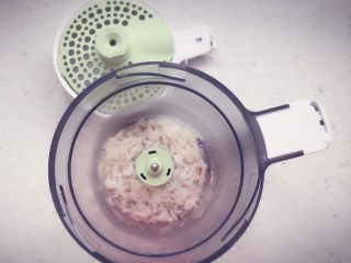 6、虾皮粉 宝宝辅食,将烘干的虾皮倒入辅食机中