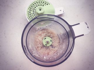 7、虾皮粉 宝宝辅食,将虾皮搅打几下,搅碎