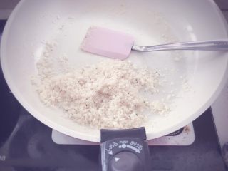 8、虾皮粉 宝宝辅食,再将搅碎的虾皮倒回不粘锅中,继续小火烘干