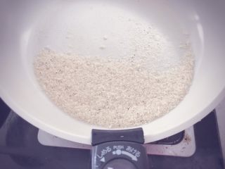 11、虾皮粉 宝宝辅食,烘干至感觉完全没有水汽,而且虾皮颜色变深,微微发黄,即可关火,静置在锅中自然冷却