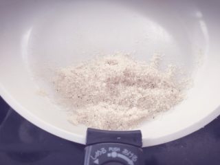 10、虾皮粉 宝宝辅食,再将细腻的泡沫状倒回不粘锅中,最后一次烘干
